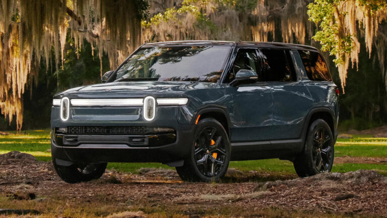 2024 Rivian R1S Tri Max